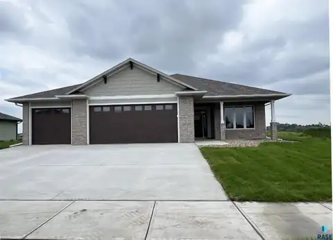 5812 S Huntwood Ave, Sioux Falls, SD 57108