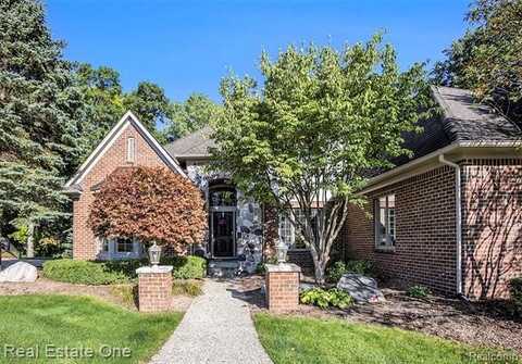271 Greenan Lane, Lake Orion, MI 48362