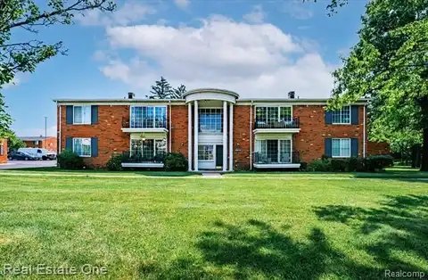 430 Fox Hills Drive N, Bloomfield Hills, MI 48304