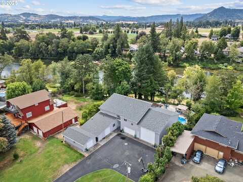 243 INDEPENDENCE LN, Roseburg, OR 97471