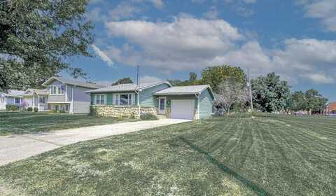 1922 Booth St, Winfield, KS 67156