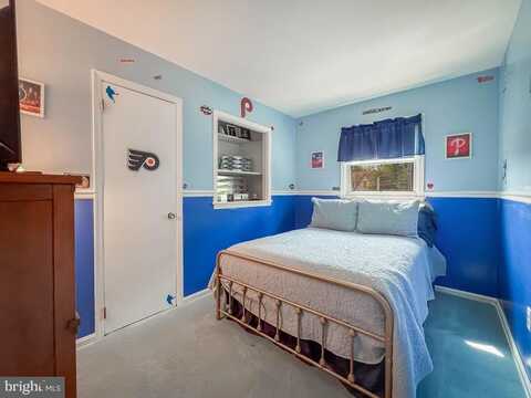 4 BERNARD DRIVE, MORRISVILLE, PA 19067