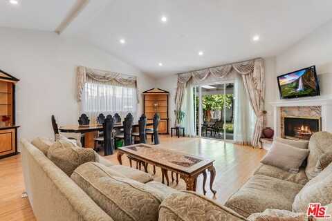 22616 Berdon St, Woodland Hills, CA 91367