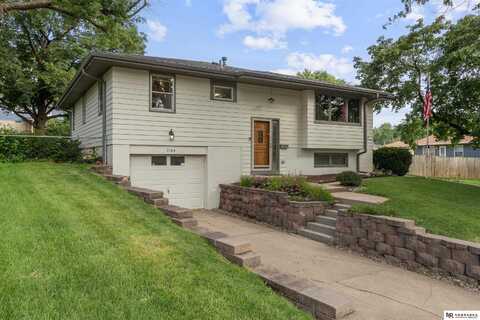 7109 Sun Valley Drive, Omaha, NE 68157