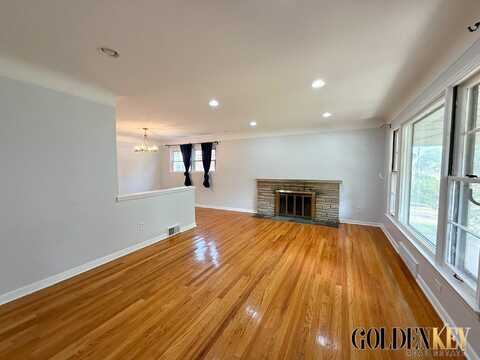 2082 Vernier Road, Grosse Pointe Woods, MI 48236