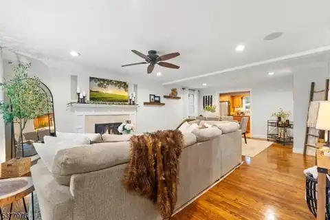 12 Crestwood Dr, Randolph, NJ 07869