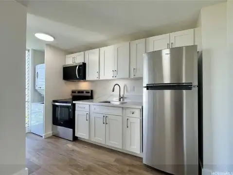 647 Kunawai Lane, Honolulu, HI 96817