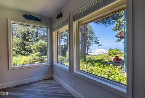 535 NW Spencer Avenue, Depoe Bay, OR 97341
