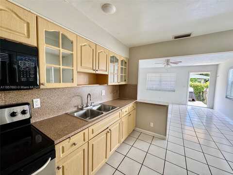 718 SW 7th St, Hallandale Beach, FL 33009
