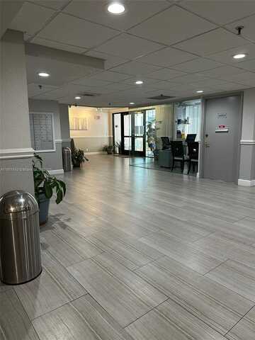901 Hillcrest Dr, Hollywood, FL 33021