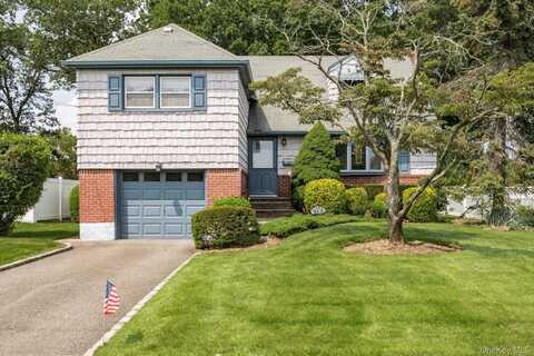 19 Parkview Circle, Bethpage, NY 11714