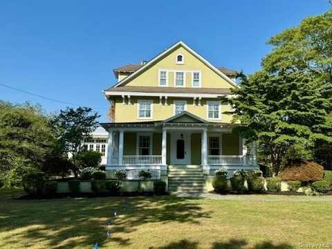 90 Thompson Avenue, Babylon, NY 11702