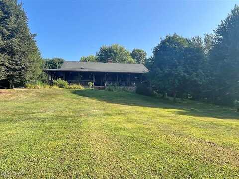 6894 Swamp Street NE, Hartville, OH 44632