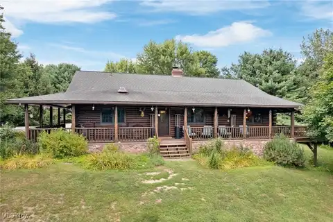 6894 Swamp Street NE, Hartville, OH 44632