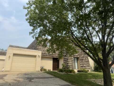 2329 Indian Hills Drive, Sioux City, IA 51104