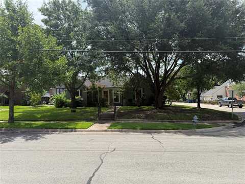 1719 Elmwood Avenue, Corsicana, TX 75110