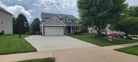 4545 Zilker Dr, Pleasant Hill, IA 50327
