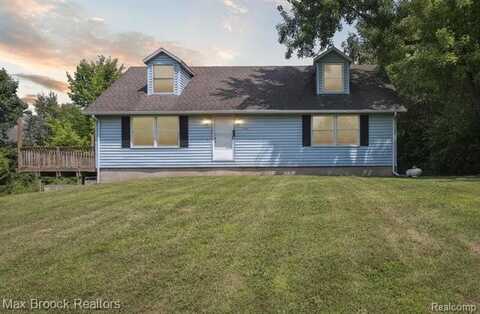 7669 Pontiac Lake Road, White Lake, MI 48386