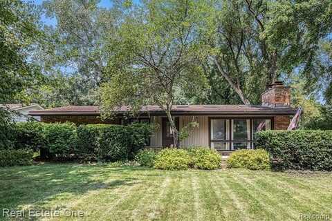 60610 Sue Street, South Lyon, MI 48178