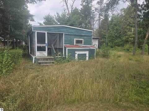 795 E Arnold Lake Road, Harrison, MI 48625