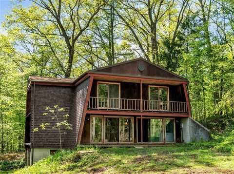 1445 E Cruikshank Rd, Valencia, PA 16059