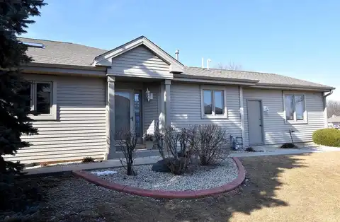 Robin, MENOMONEE FALLS, WI 53051