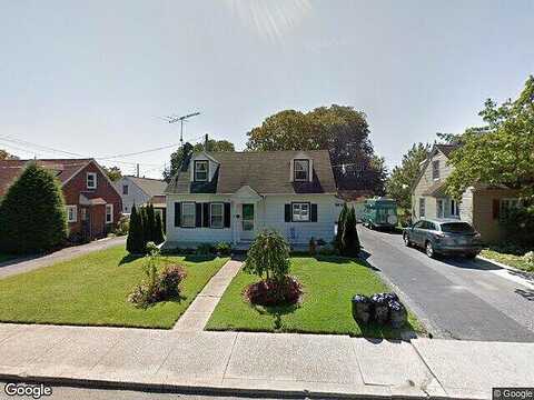 Locust St, New Holland, PA 17557