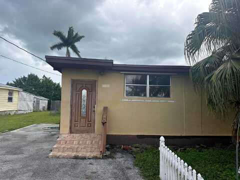Avenue B, BELLE GLADE, FL 33430