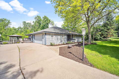 Woods Edge, PEWAUKEE, WI 53072