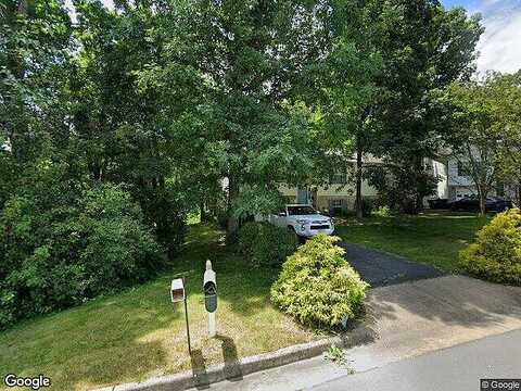 Woodbury Cir, Winchester, VA 22602