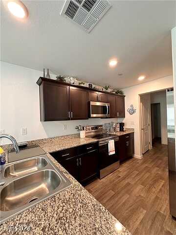 Polar White Court, Las Vegas, NV 89183