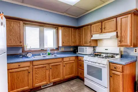 Oak, MONTGOMERY, MN 56069