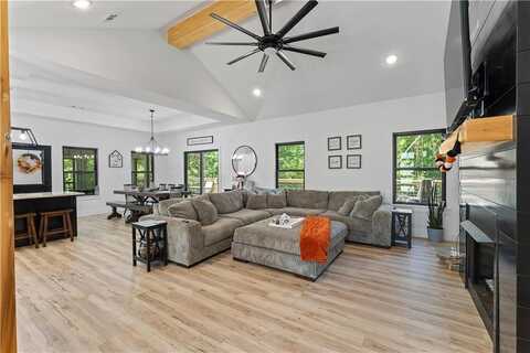 2035 Collins DR, Pea Ridge, AR 72751
