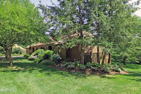 19 Hawthorne Rd, Stockbridge, MA 01262