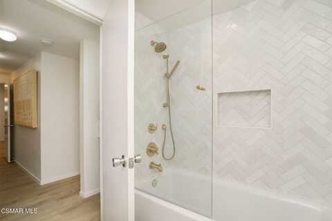17914 Magnolia Boulevard, Encino, CA 91316
