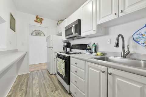 6 Whittier Pl 8P, Boston, MA 02114