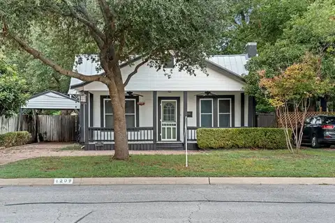 1209 N Park St, Kerrville, TX 78028