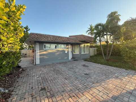 716 NE 7th St, Hallandale Beach, FL 33009