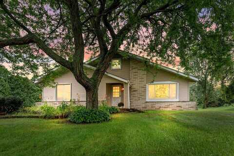 5591 Jacqueline Dr, West Bend, WI 53095