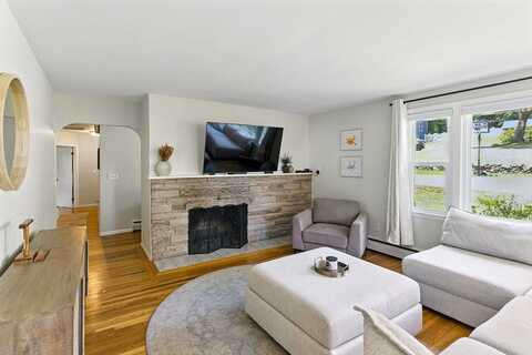 7 Riverview Ave, Maynard, MA 01754