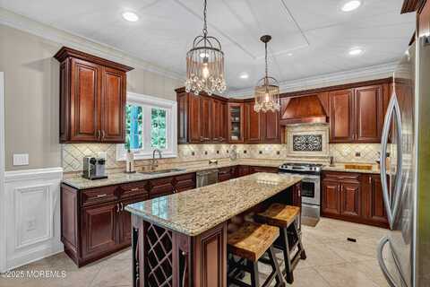 45 White Oak Lane, Aberdeen, NJ 07747