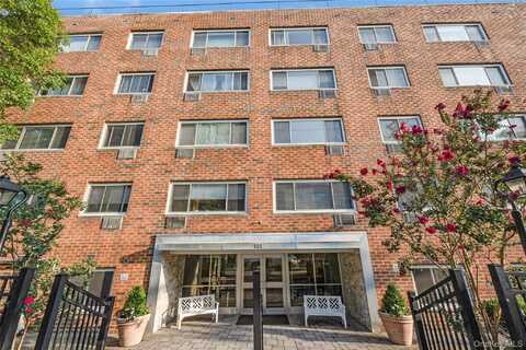 101 Clinton Avenue, Mineola, NY 11501