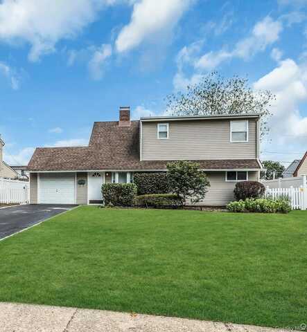 27 Apollo Lane, Hicksville, NY 11801