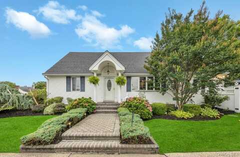 32 Albert Street, Hicksville, NY 11801