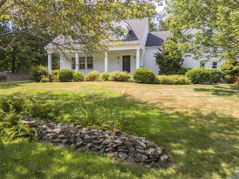 2 Sunnyfield Lane, Falmouth, ME 04105