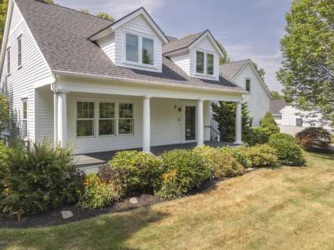 2 Sunnyfield Lane, Falmouth, ME 04105