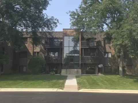 1484 Stonebridge Circle, Wheaton, IL 60189