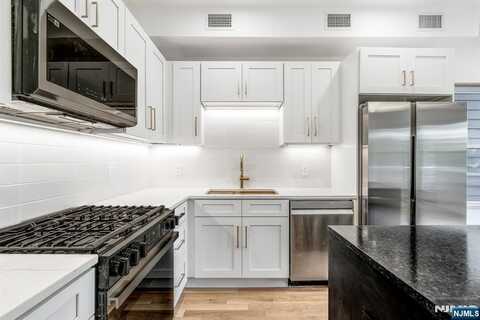 3 Bonn Place 2, Weehawken, NJ 07086