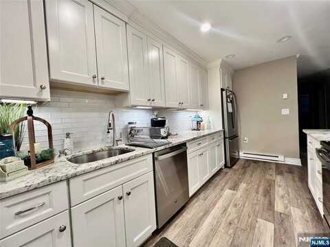 11 Pine Cluster Circle B, Manalapan, NJ 07726