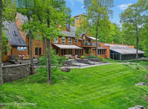 310 Hunters Farm Road, Henryville, PA 18332
